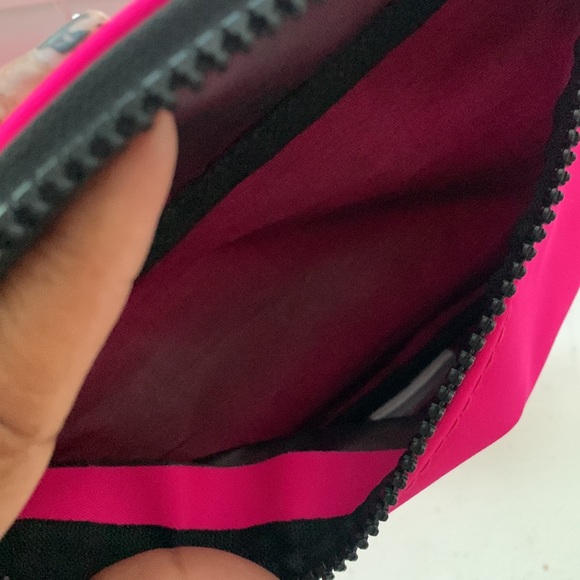 Hot pink Fanny pack. Never used. - Picture 4 of 4